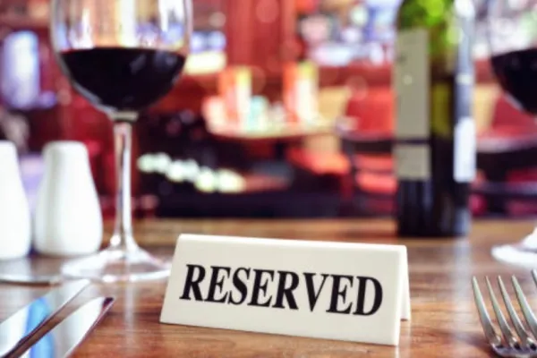 Masa de prânz la restaurant devine un lux pentru români. Cât a ajuns să coste prânzul pentru două persoane