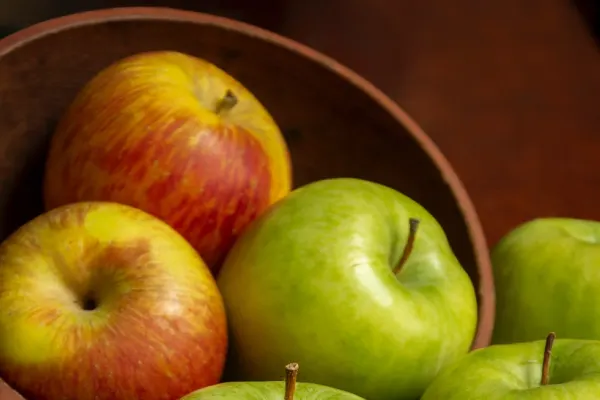 7 alimente care detoxifică organismul mai eficient decât oțetul de mere. Un fruct preferat de români, pe primul loc