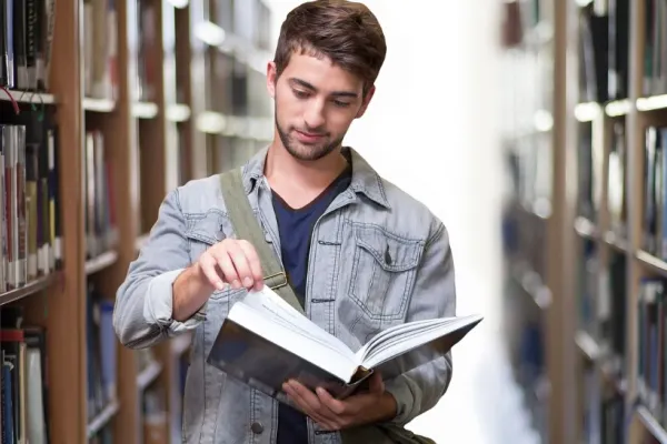 Guvernul dă bani tinerilor care vor să urmeze studii superioare. Ce trebuie să facă viitorii studenți pentru a intra în posesia lor