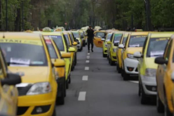 Taximetriștii protestează, astăzi, în Piața Constituției. Ce revendicări au