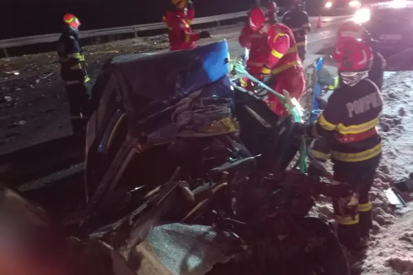 Accident TERIBIL în Suceava. Un om a murit după ce o mașină a fost spulberată de un camion VIDEO/FOTO
