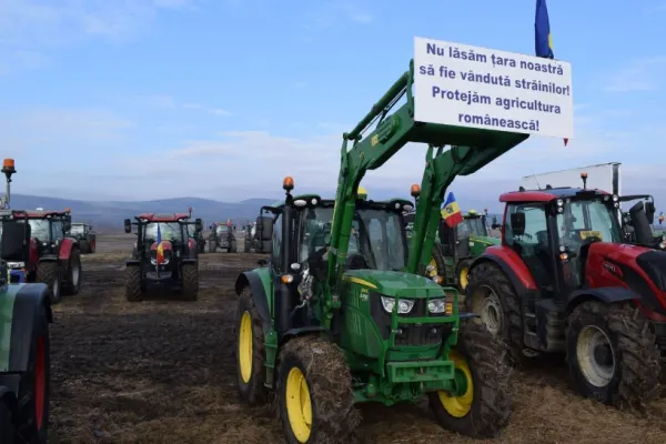 Fermierii din Mureş continuă protestele pe terenul de lângă Aeroportul Transilvania