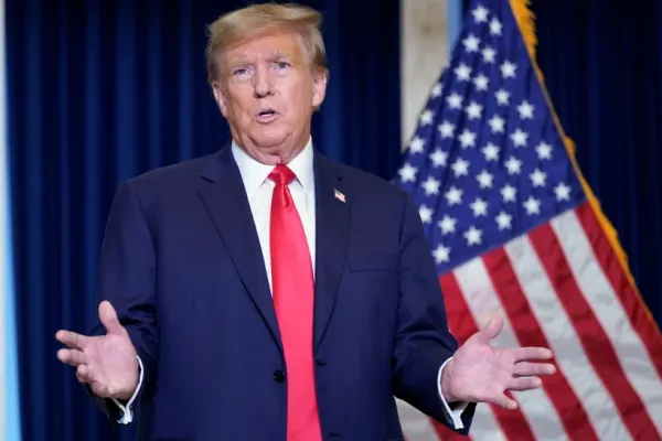 Donald Trump a lansat o linie de încălțăminte sport. Ce preț și cum arată pantofii sport aurii produși de fostul președinte american