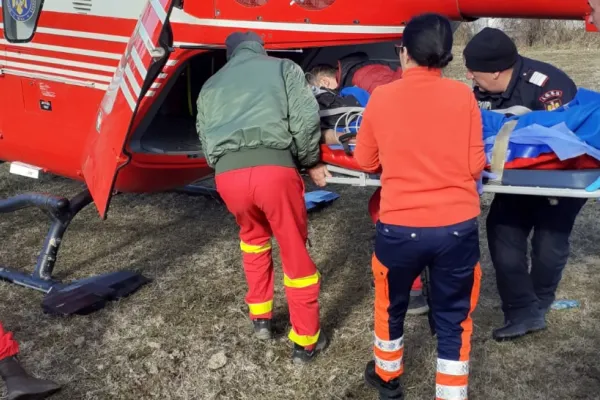Accident grav în Vâlcea. Bărbat spulberat de dubă pe marginea șoselei. Victima, transportată de urgență cu elicopterul SMURD