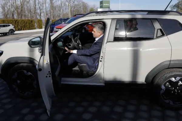Ciolacu anunță că Guvernul și premierul vor folosi doar mașini Dacia