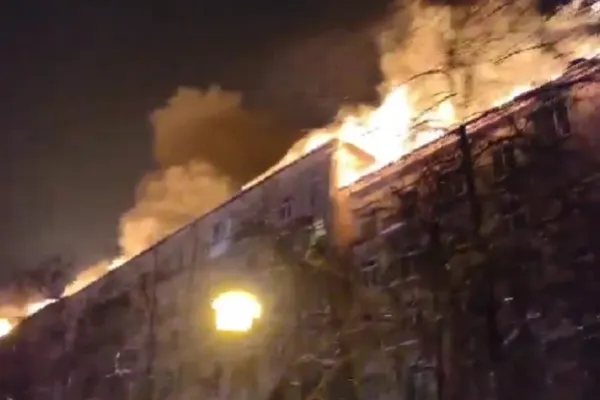 Incendiu de proporții într-un imobil rezidenţial din nord-vestul Moscovei. Aproximativ 400 de persoane, evacuate de urgență. Imagini șocante VIDEO