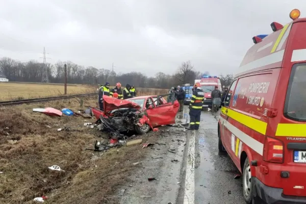 Accident grav, cu 3 victime încarcerate, în județul Suceava. 4 persoane au ajuns la spital