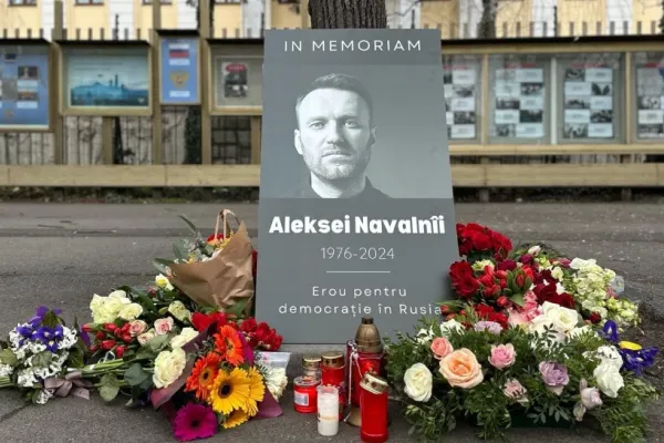 Alexei Navalnîi, onorat la București. Flori  albe și lumânări în fața Ambasadei Rusiei, în memoria celui mai aprig opozant al lui Putin