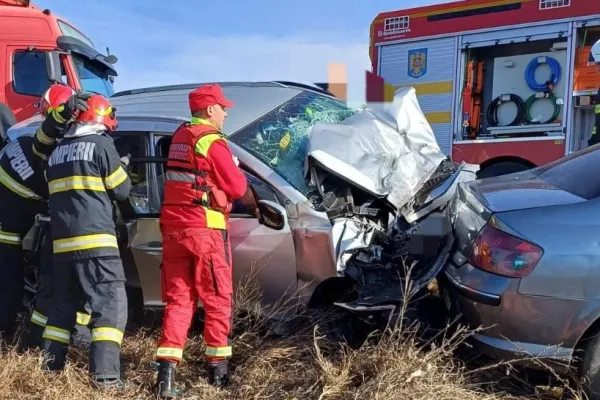 Accident înfiorător, în jud. Argeș: impact devastator între un camion și două mașini - două victime, trafic blocat. FOTO