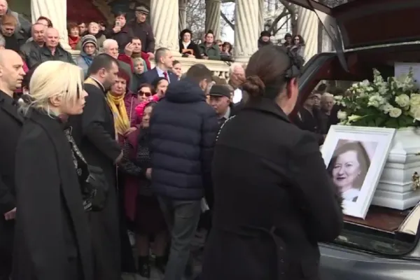 Mioara Roman, înmormântată cu mult fast. Colivă acoperită cu foiță de aur și slujbă cu 4 preoți