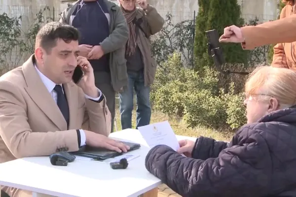 George Simion și alți parlamentari AUR au ieșit cu birourile în curtea Parlamentului - VIDEO