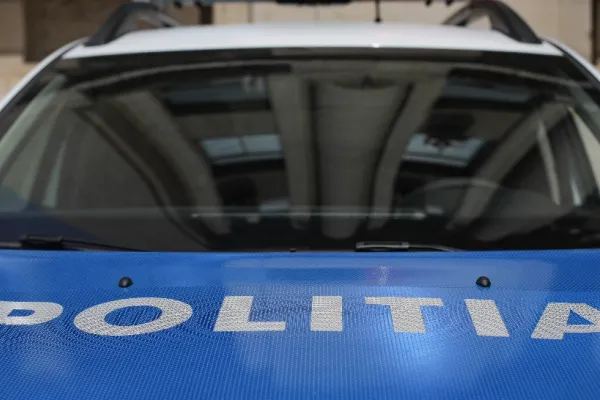 Halucinant! O femeie a fost REȚINUTĂ după ce a mușcat doi polițiști! Aceasta și-a atacat și rudele