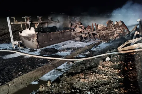 Incendiu violent la o cisternă răsturnată care transporta 40 de tone de motorină, în județul Brăila: șoferul a murit carbonizat - FOTO