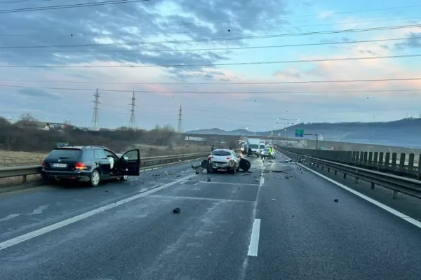 Accident GRAV pe A1 Sebeș – Sibiu. Un șofer s-a dat jos din mașină și a fost lovit în plin de altul