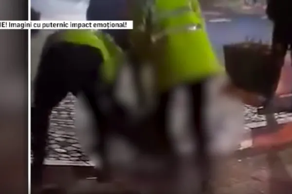Șoferiță prinsă cu numere false, bătută și încătușată de polițiști. Scene șocante în plină stradă