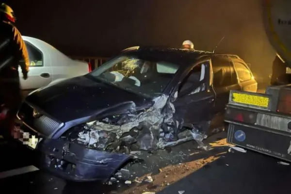 O cisternă încărcată cu 6 tone de GPL și două autoturisme, implicate într-un accident în județul Mureș. 5 persoane, rănite