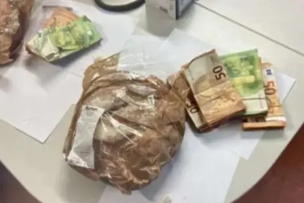 Încercarea nereușită a unui român de a-i păcăli pe polițiștii germani. Bărbatul a ascuns 33.000 în două pâini