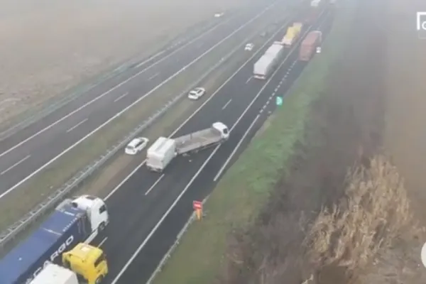 Carambol cu 150 de mașini pe o autostradă din Italia. Cel puțin 3 morți și zeci au fost răniți: care a fost cauza  VIDEO