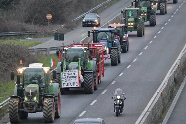 După Paris este pe cale să cadă și Roma!  Agricultorii, în drum spre capitala Italiei pentru a-şi prezenta revendicările guvernului