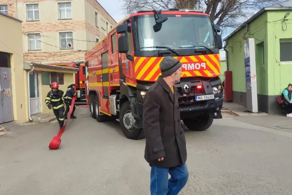 O mașină de pompieri care venea de la inundațiile din Covasna, implicată într-un accident rutier în Vaslui. Șoferul și alte două persoane au ajuns la spital