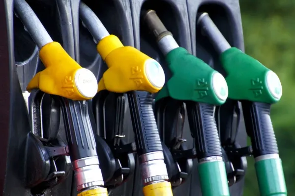 Se consumă benzina premium mai repede decât benzina obișnuită? Mitul, supus testării printr-un experiment video