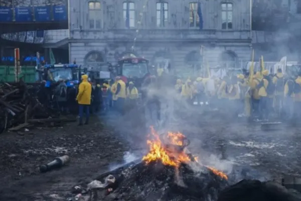 Alertă la Bruxelles. Fermierii au incendiat cauciucuri și baloți! PROTESTE violente