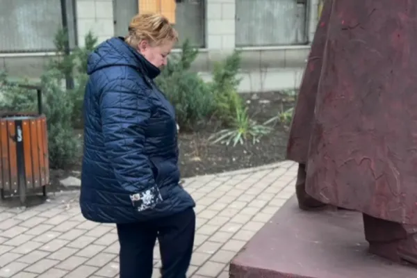 O femeie s-a apucat să lovească cu picioarele o statuie din Iași pentru că nu-i plăcea opera de artă. Polițiștii au deschis o anchetă