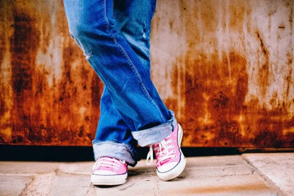 Femeie arestată după ce și-a abuzat sexual fiica de 13 ani! Ororile la care a fost supusă adolescenta au fost filmate: caz revoltător