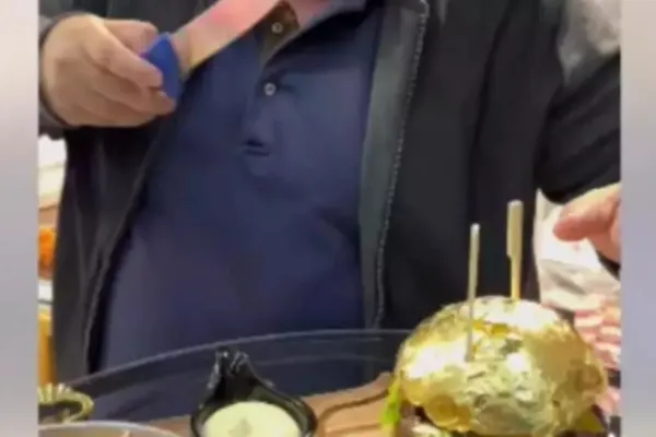 Patronul care vindea burgeri cu foiţă de aur a fost trimis în spatele gratiilor. Cu ce l-au prins procurorii