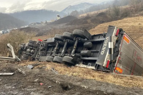 Accident mortal pe drumul dintre Cluj și Oradea. Un TIR a spulberat o dubă. Doi oameni au murit