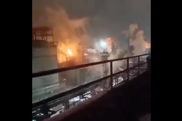Incendiu devastator la cea mai mare fabrică de oțel din Rusia. Drone necunoscute au atacat noaptea gigantul industrial - VIDEO