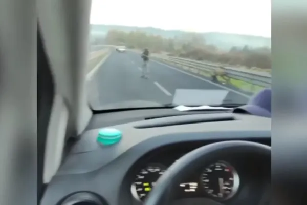 Jaf de proporții pe autostrada din Italia. VIDEO cu hoții înarmați care atacă trei vehicule blindate și fug cu 4 milioane de euro