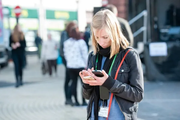 Decizie radicală, într-un oraș din Uniunea Europeană. Primăria a interzis telefonul mobil pe stradă