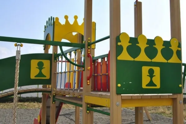 Arbore uriaș, doborât de vânt lângă un loc de joacă, într-un parc din Capitală. Nicușor Dan, reacție halucinantă: Se mai întâmplă!
