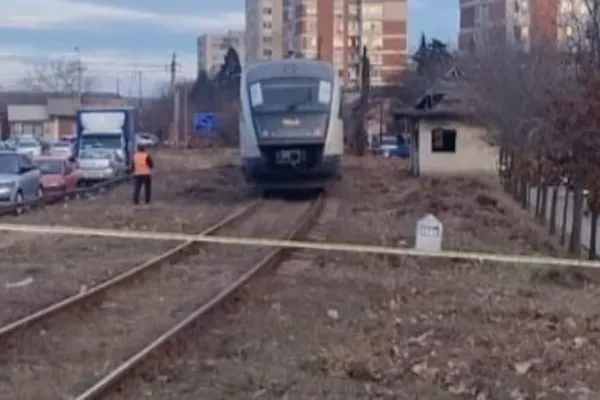 Sinucidere sau accident? Un bărbat de 45 de ani, din Pitești, a murit călcat de tren. Mecanicul de locomotivă spune că s-a aruncat în fața trenului VIDEO