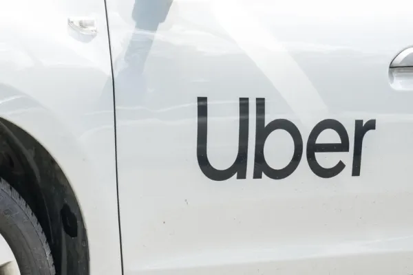 Șofer Uber, plasat sub control judiciar după ce a lovit intenţionat cu maşina un biciclist! Scene de coșmar în traficul din Capitală