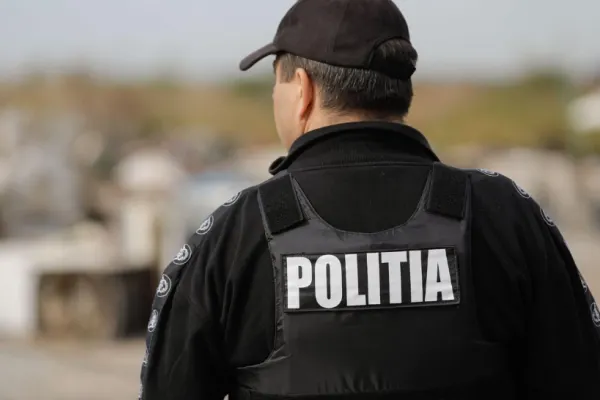 Femeie căzută în Dâmbovița, salvată în ultimul moment de polițiști. Orice mică întărziere îi putea fi fatală