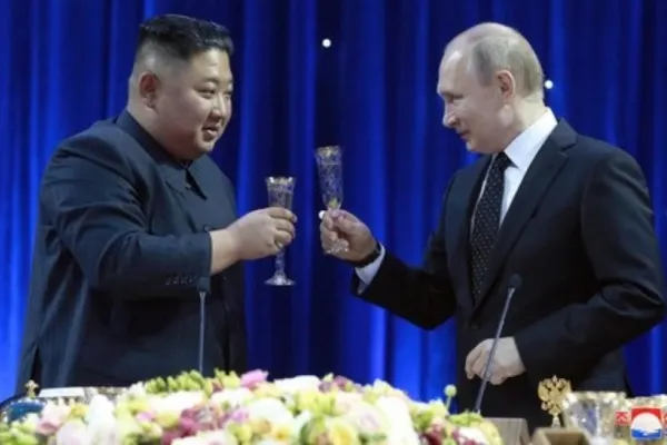 Cum arată limuzina rusească pe care Vladimir Putin i-a făcut-o cadou lui Kim Jong Un
