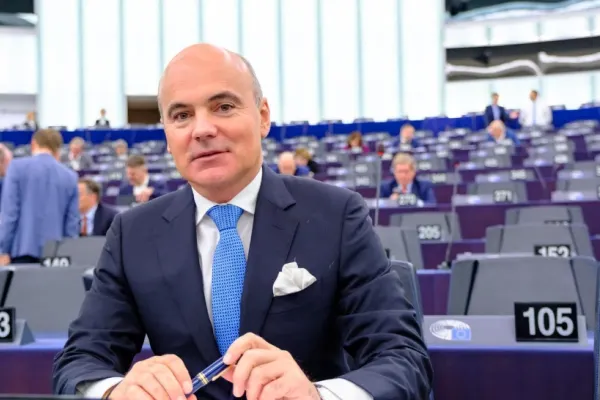 Rareș Bogdan, mesaj tranșant pentru electoratului PNL. A-i da un vot lui Nicușor Dan însemnă a-l arunca pe apa sâmbetei