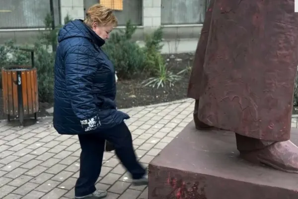 Femeia care a lovit statuia din Iași s-a ales cu dosar penal. Ce zice sculptorul despre reacția pensionarei revoltate