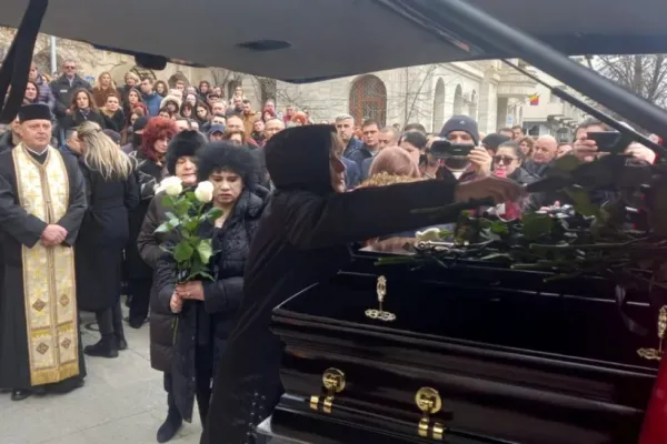 Trupul lui Cătălin Toma a ajuns la Consiliul Județean Vrancea înainte să fie condus pe ultimul drum