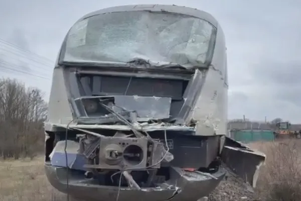 Accident grav între un tren și un TIR. A fost activat planul roșu. Mecanicul de locomotivă este rănit VIDEO
