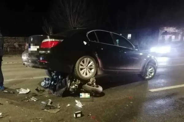 Accident grav la Cluj: Două autoturisme s-au ciocnit, una dintre mașini a trecut peste o motocicletă