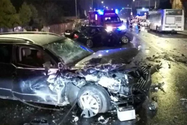 Accident grav la Cluj: două mașini și un autobuz s-au făcut praf