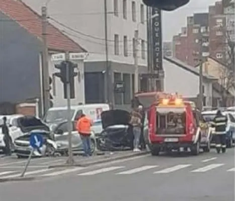 Accident spectaculos la Timișoara. O mașină a fost proiectată într-o colană de autoturisme aflate la semafor: un rănit