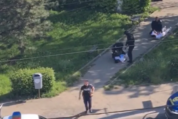 Polițiști amenințați cu sabia, la o intervenție în Maramureș. Oamenii legii, nevoiți să folosească armamentul din dotare: o persoană a ajuns la spital
