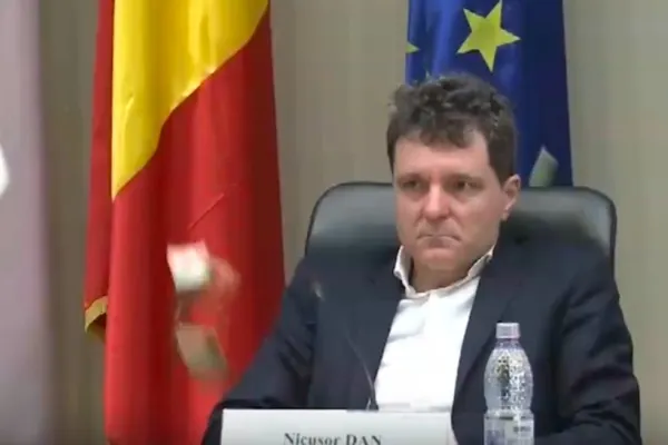 Scandalul reducerii suplimentelor pentru persoanele cu handicap. Bani aruncați în fața primarului Nicușor Dan VIDEO