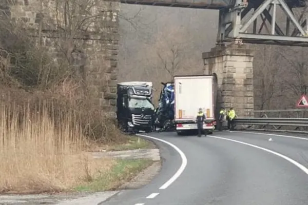 Accident cu două TIR-uri, pe DN6, în Caraș-Severin. Traficul, complet blocat în zonă: două victime - FOTO