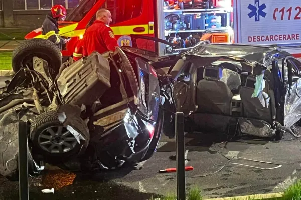 Accident înfiorător, pe un bulevard din Oradea: o mașină s-a rupt în două după ce a intrat în stâlp - FOTO