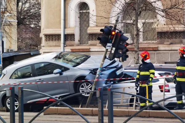 Accident spectaculos în față sediului Poliției Române din București. Imagini incredibile - FOTO